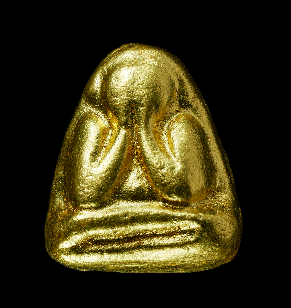 8Jan25 (69)ap.jpg - พระปิดตาหลังพระสมเด็จ หลวงพ่อสว่าง วัดคงคาราม (บน) บางปะกง จ.ฉะเชิงเทรา ที่ระลึกงานผูกพัทธสีมา ปี2542 เนื้อผงพุทธคุณ ผงว่าน ลงรักปิดทอง สร้างน้อยหายาก [..] | https://kamulet.in.th